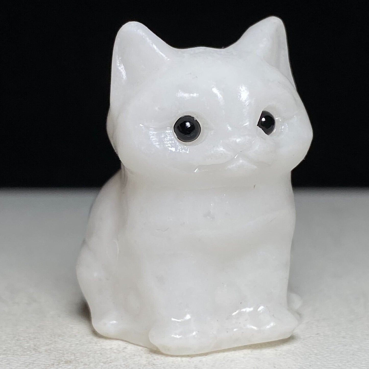 Unusual Stone Front Cat, 36mm Tall, 31g (White)