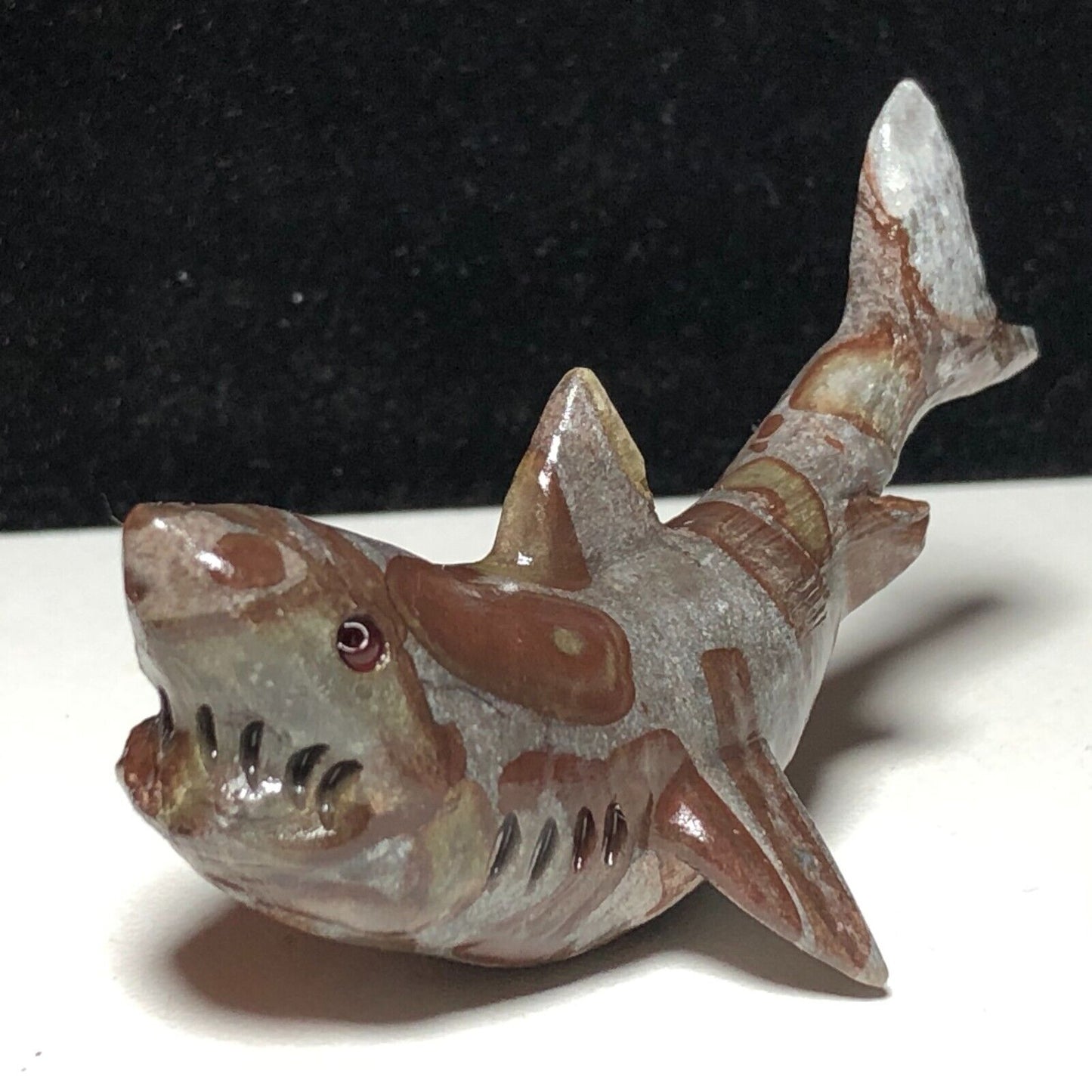 Common Bamboo Leaf Jasper Shark, 23mm Tall, 24g (Gray, Brown, Pink, Red)