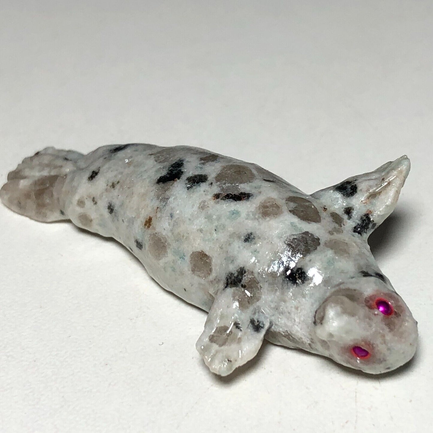 Unusual Kiwi Jasper Belly Seal, 15mm Tall, 19g (White, Gray, Black)