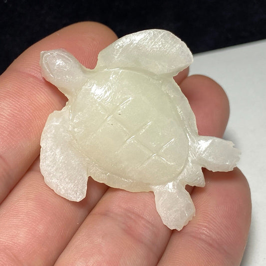 Unusual Jade Sea Turtle, 18mm Tall, 21g (White, Cream)